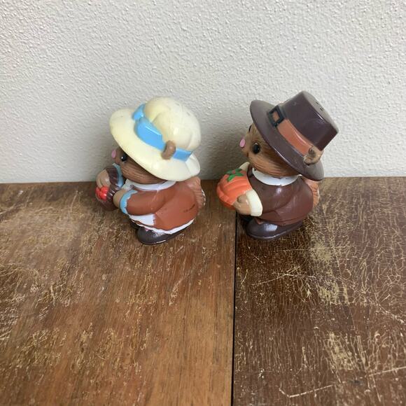 Vintage Plastic Thanksgiving Pilgrim Squirrels Chipmunk Salt and Pepper Shakers - Picture 2 of 6